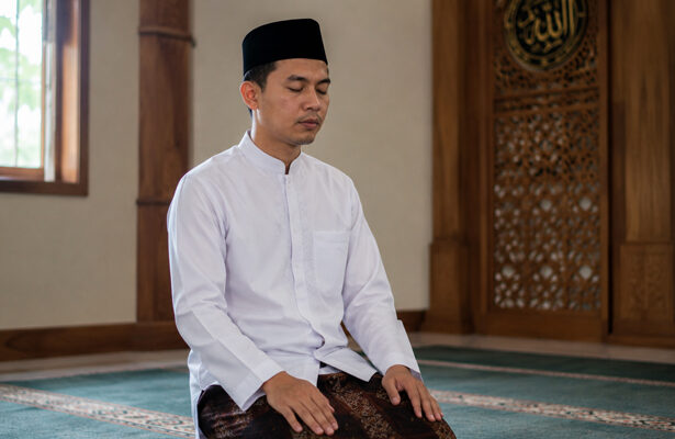 memejamkan mata saat shalat