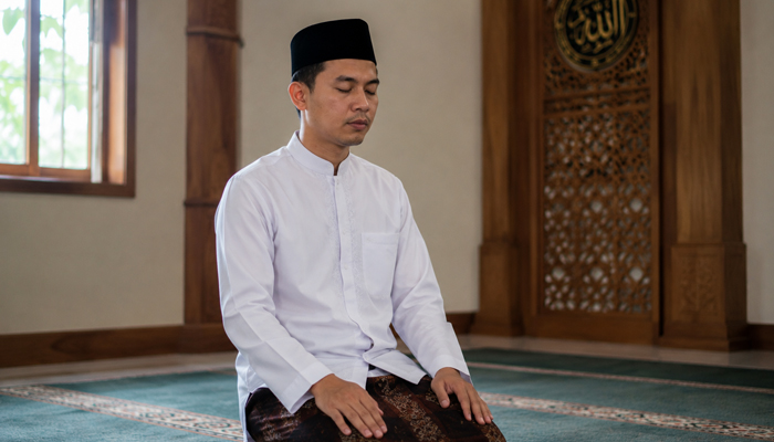 memejamkan mata saat shalat