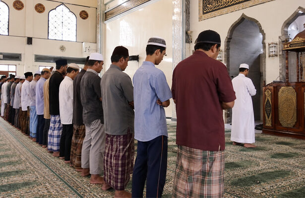 memakai peci ketika shalat