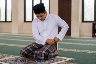 aurat terbuka saat shalat