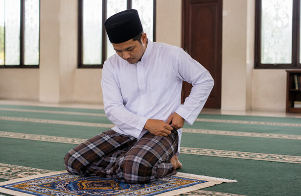 aurat terbuka saat shalat
