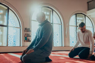 menegur anak ketika shalat