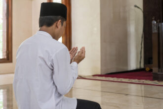 berdoa tanpa mengangkat tangan