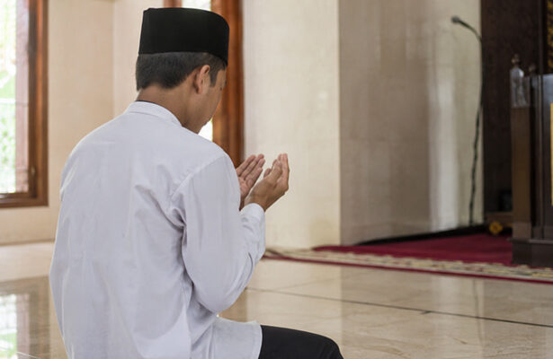berdoa tanpa mengangkat tangan