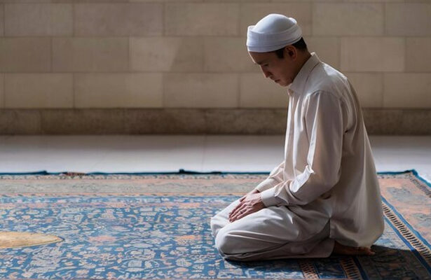 membetulkan pakaian saat shalat