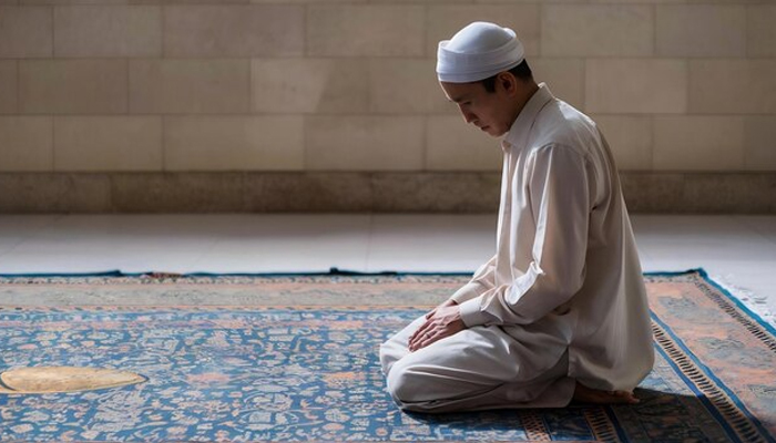 membetulkan pakaian saat shalat
