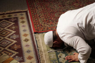 shalat di ruangan bergambar