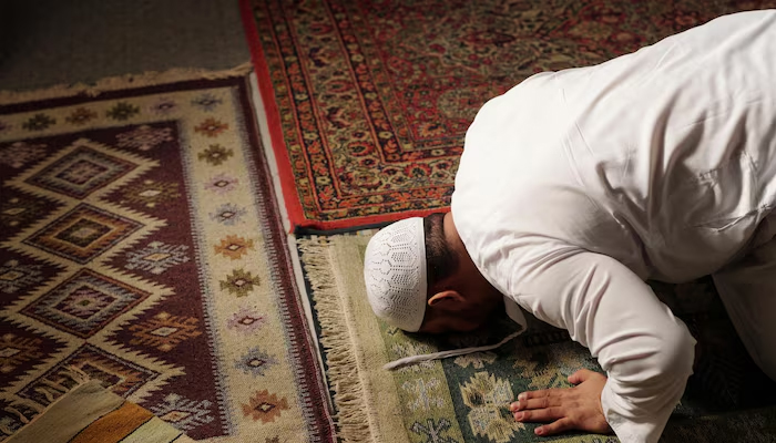 shalat di ruangan bergambar