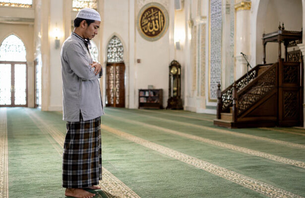 shalat tapi pikiran ke mana-mana