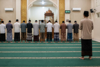 makmum berdiri sendirian, qunut, shalat berjamaah