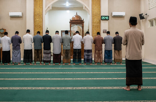 makmum berdiri sendirian, qunut, shalat berjamaah