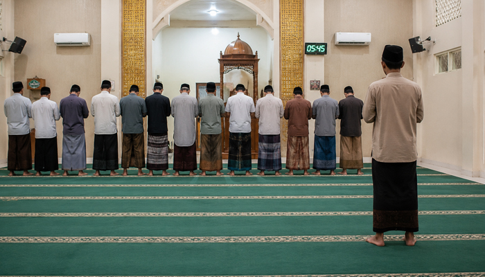makmum berdiri sendirian, qunut, shalat berjamaah