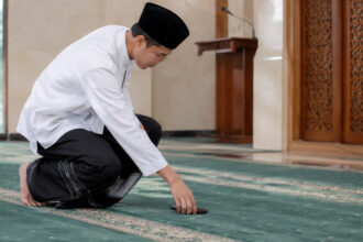 mengambil barang saat shalat