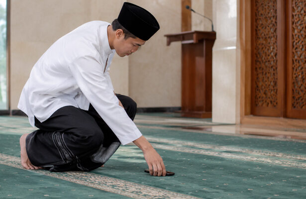 mengambil barang saat shalat
