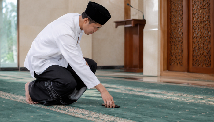 mengambil barang saat shalat