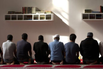 menyingkirkan benda saat shalat, shalat berjamaah, tahiyat akhir