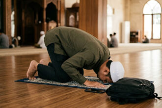menaruh barang saat shalat
