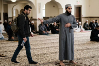 orang lewat saat shalat