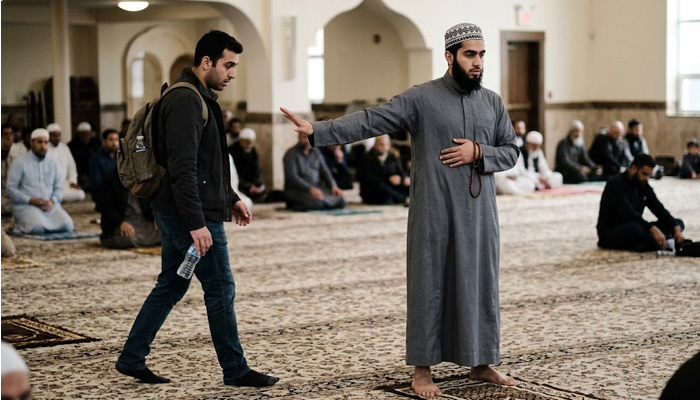orang lewat saat shalat