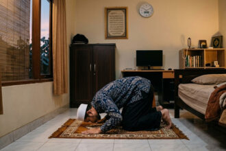 membatalkan shalat