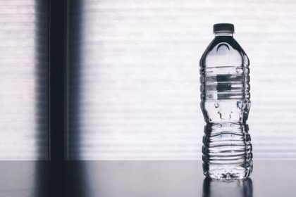 air minum , botol plastik